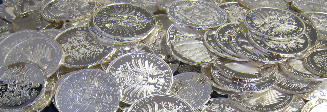 Ein Haufen glänzender D-Mark-Silbermünzen 