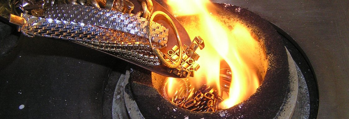 Edelmetall-Recycling in der Scheideanstalt DIGOSI, im Schmelzofen wird das Gold-oder Silberscheidgut homogenisiert. Nach dem aufbereiten der Schmelze wird das Material analysiert.